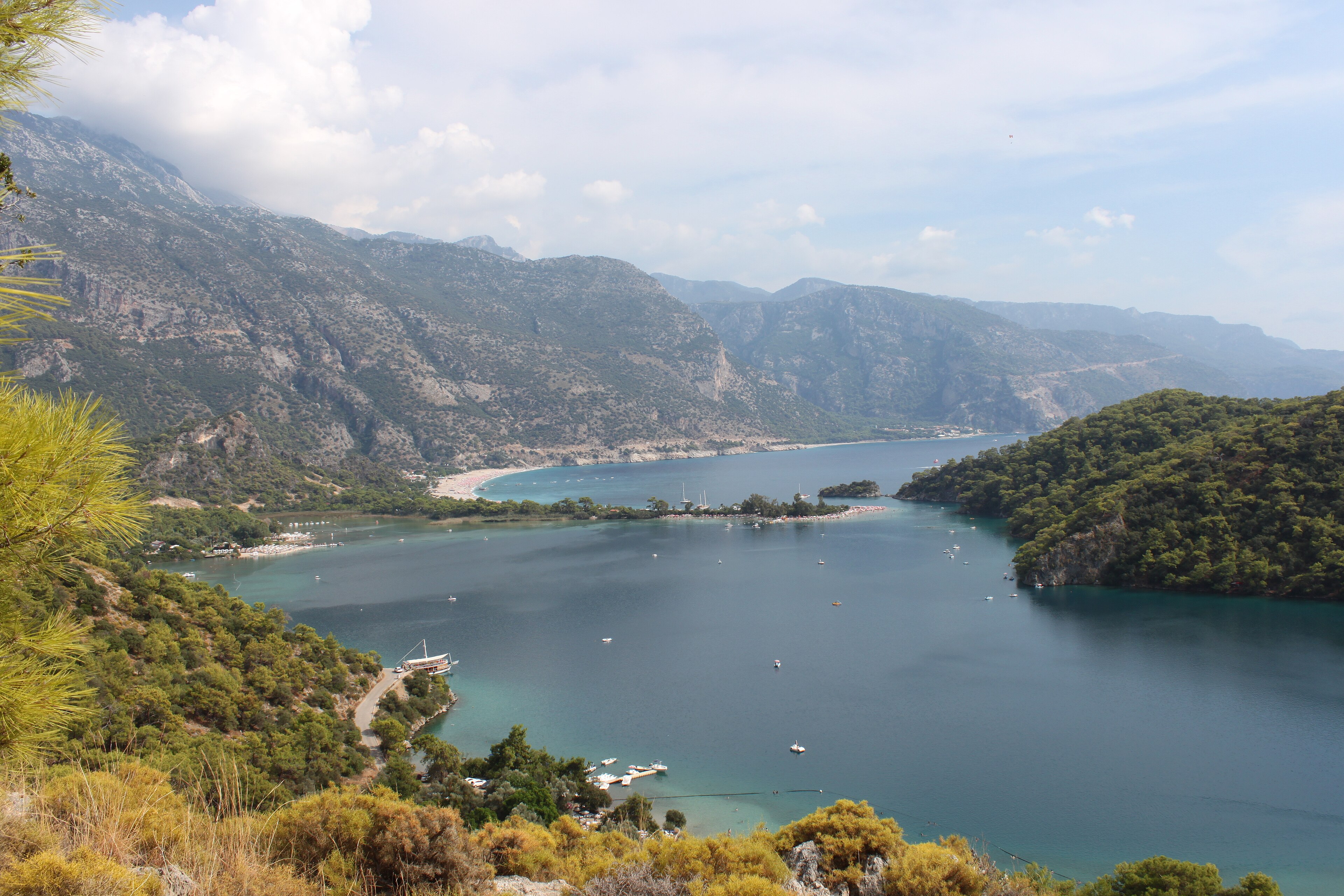 Akdeniz kıyısında çam ormanlarıyla çevrili turkuaz koy