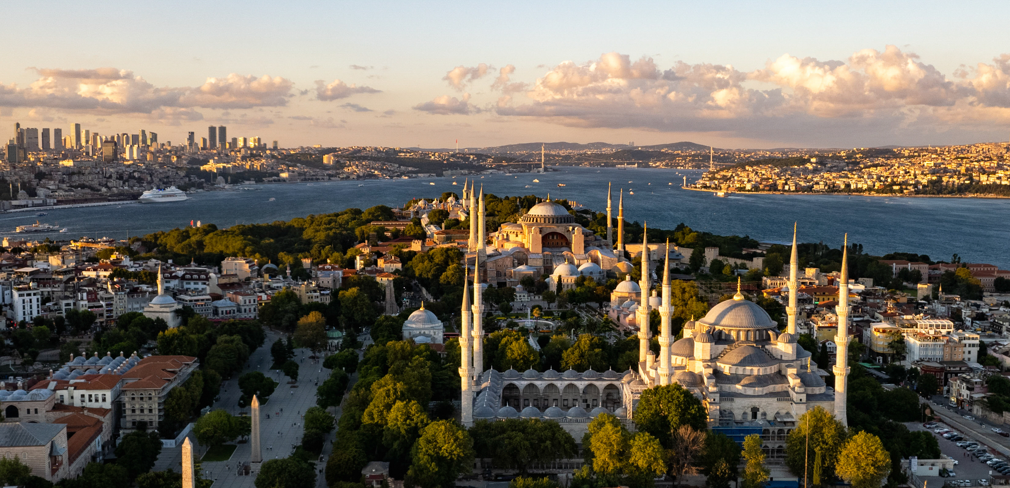 Marmara'da tarihi yarımada silueti ve deniz manzarası